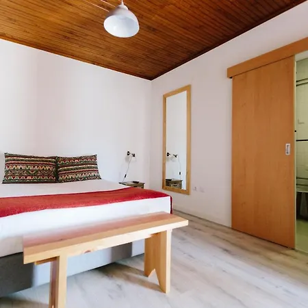 Zulla Nazare's Surf Village Гостевой дом