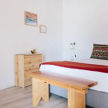 Гостевой дом Zulla Nazare's Surf Village *