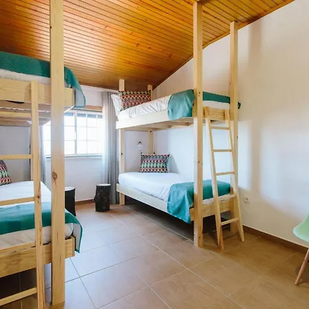 Zulla Nazare's Surf Village Гостевой дом *