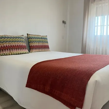 Zulla Nazare's Surf Village בית הארחה *