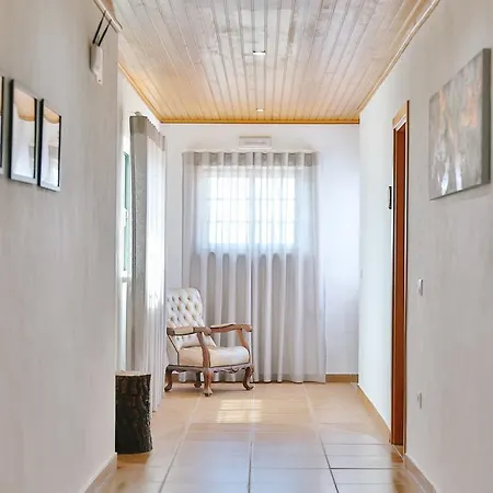 Zulla Nazare's Surf Village Назаре