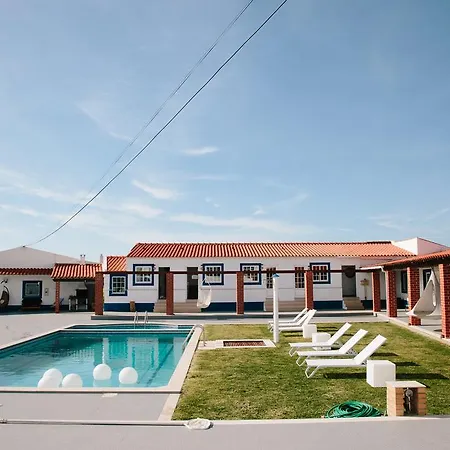 Zulla Nazare's Surf Village * Назаре