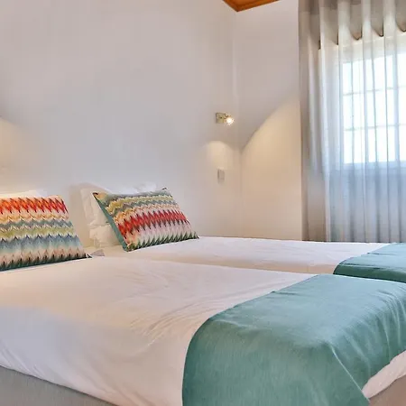 Zulla Nazare's Surf Village Назаре