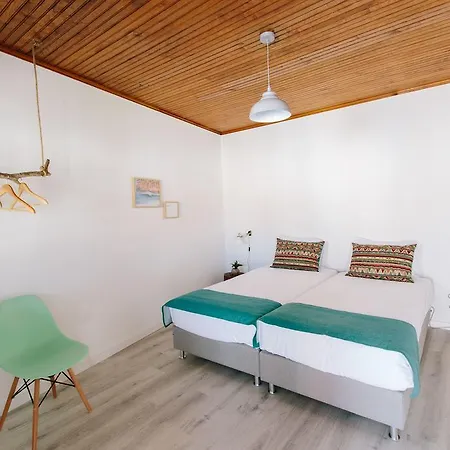 Zulla Nazare's Surf Village בית הארחה נאזרה