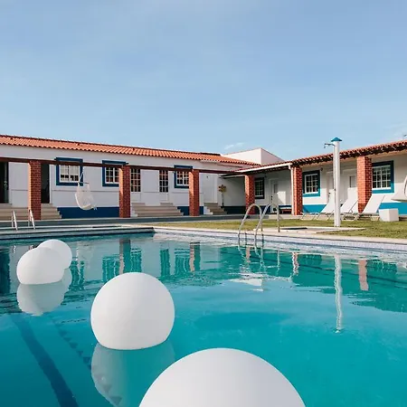 Zulla Nazare's Surf Village * Назаре