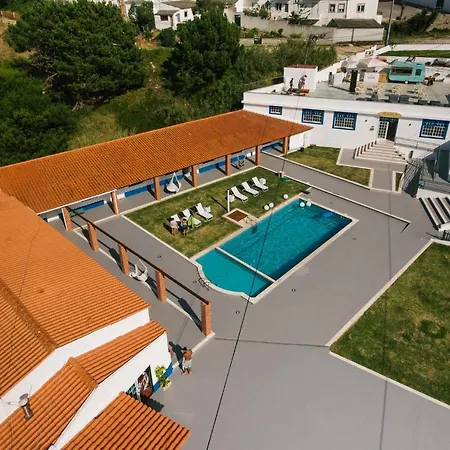 Zulla Nazare's Surf Village * נאזרה