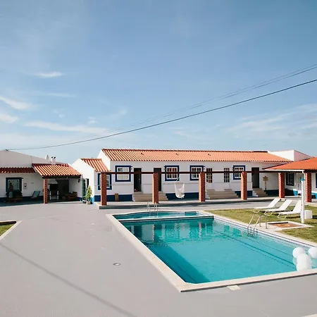 Zulla Nazare's Surf Village * 纳扎雷