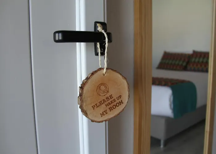 Zulla Nazare's Surf Village 招待所 *