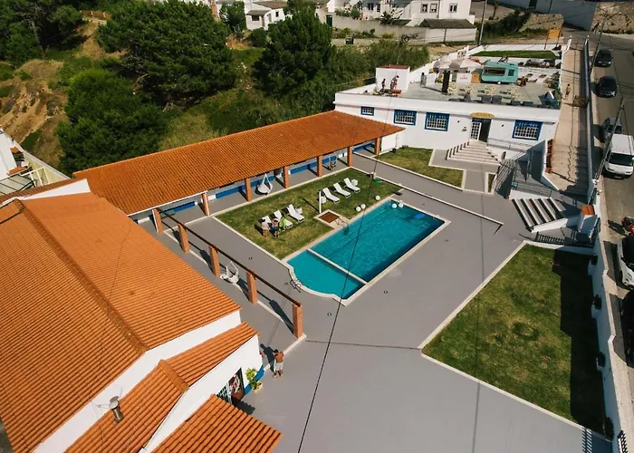 Zulla Nazare's Surf Village * 纳扎雷
